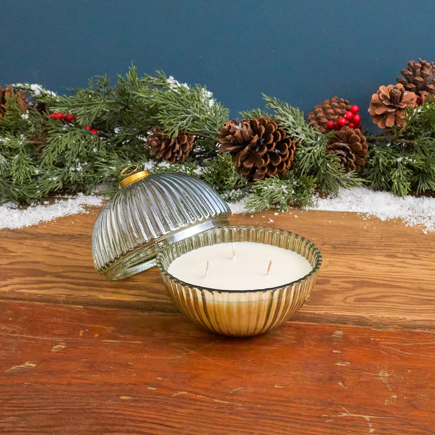 Snowfall green lustre ornamental scented candle