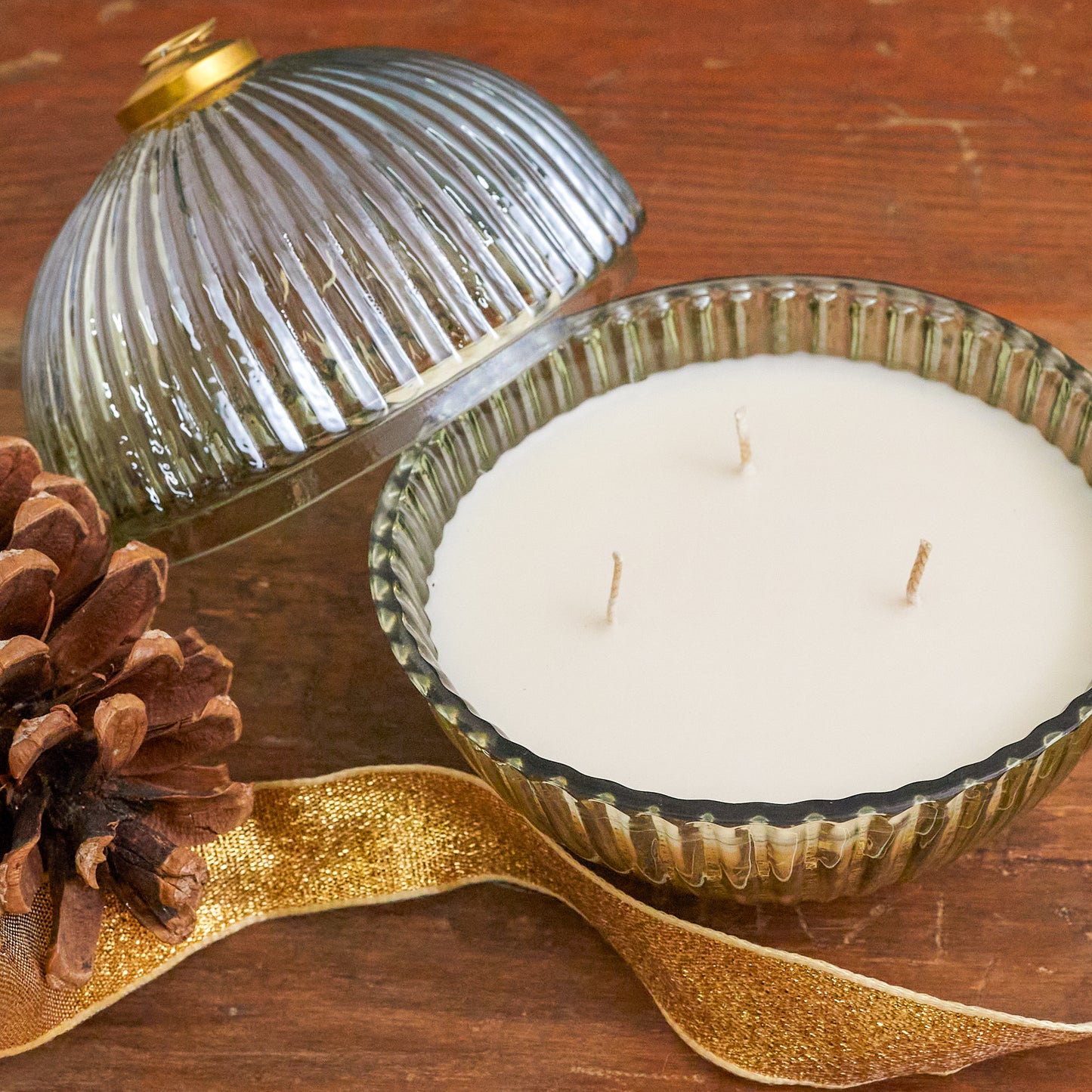Snowfall green lustre ornamental scented candle